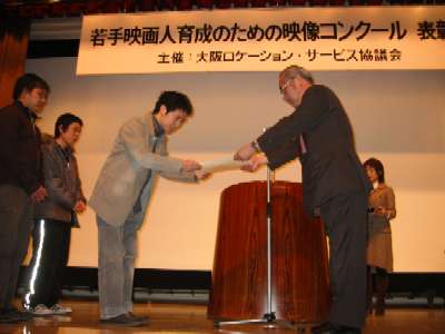 受賞者の市原治郎さん（左）と大野隆夫会長（右）