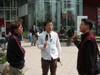 大阪各地で日本の若者に街頭インタビューも行いました