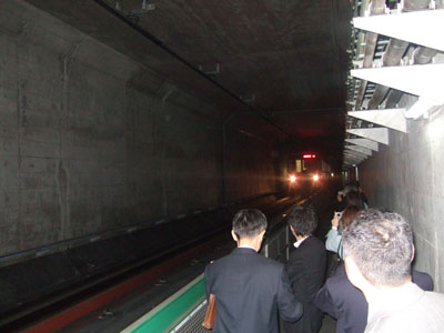 ロケ地ツアーが開催され「交渉人真下正義」の撮影で使用された札幌市営地下鉄の車両基地を見学いたしました