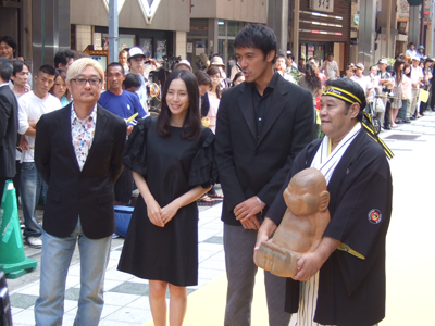 左から堤幸彦監督、中谷美紀さん、阿部寛さん、西田敏行さん